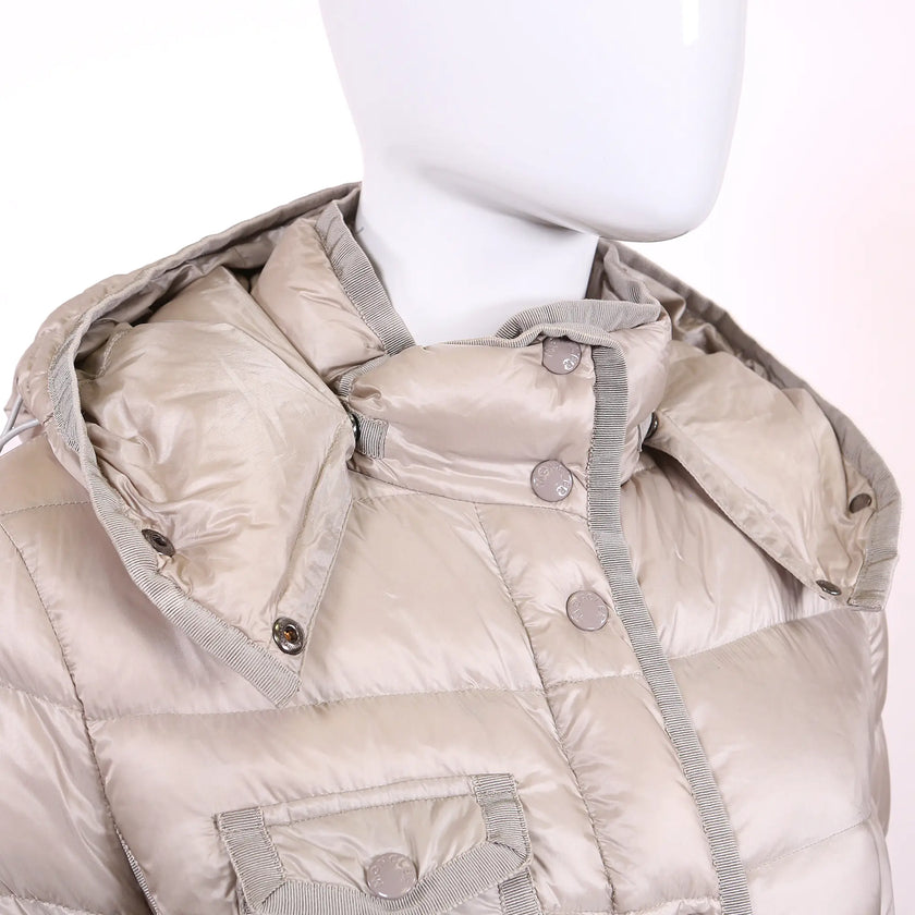 Piumino Moncler beige lungo Hirma con cappuccio