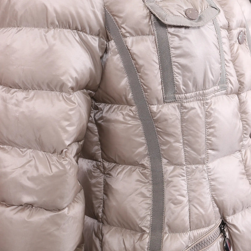 Piumino Moncler beige lungo Hirma con cappuccio