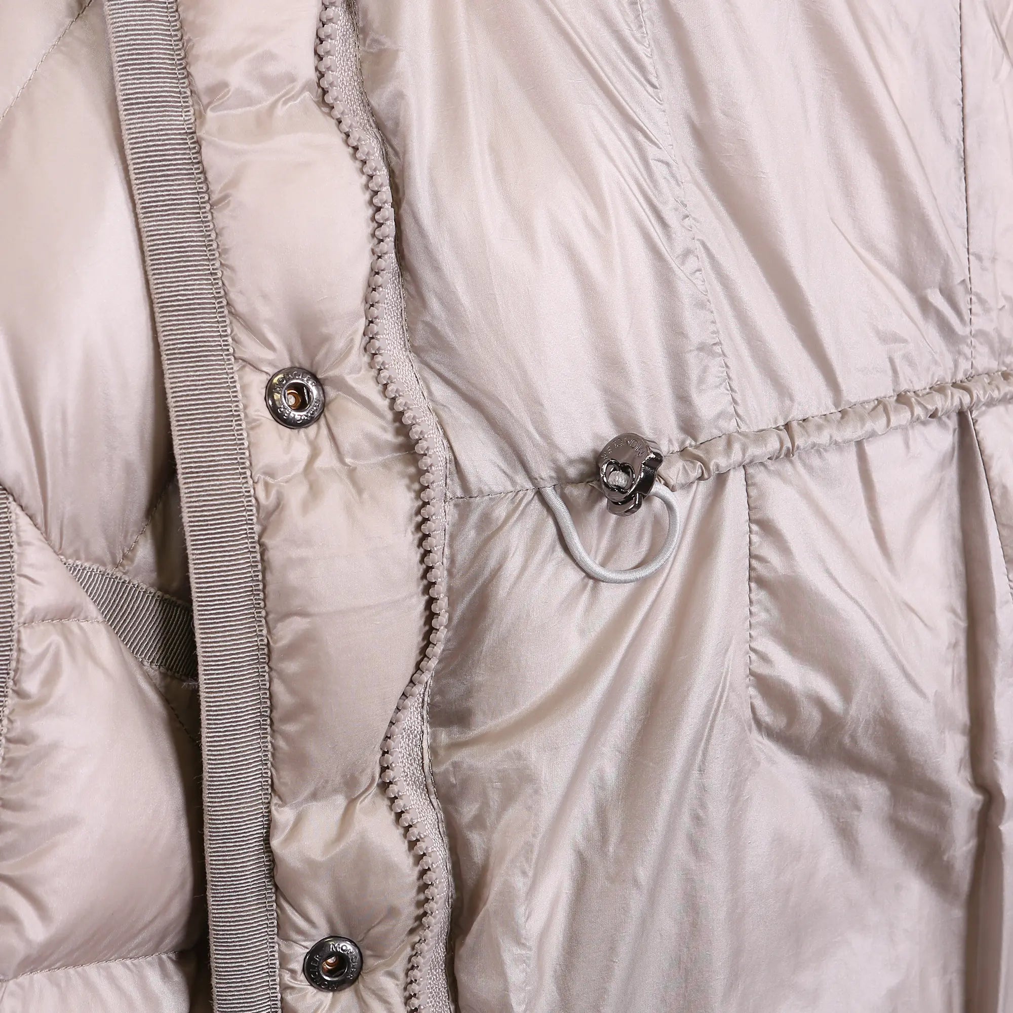 Piumino Moncler beige lungo Hirma con cappuccio