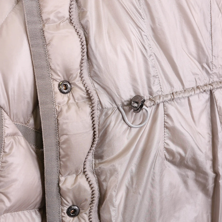 Piumino Moncler beige lungo Hirma con cappuccio