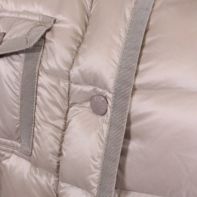 Piumino Moncler beige lungo Hirma con cappuccio