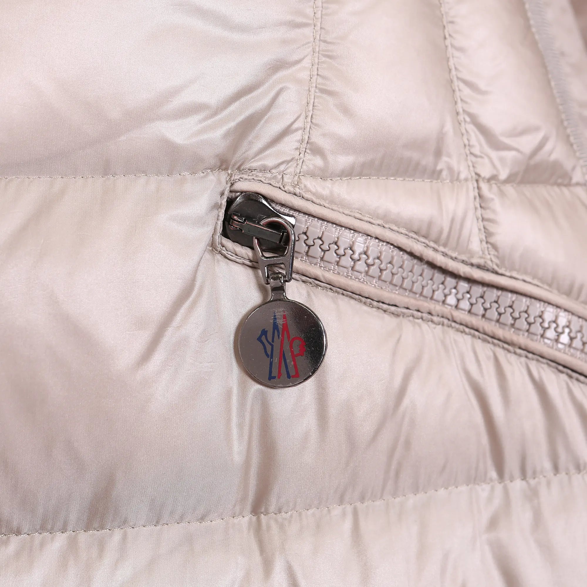 Piumino Moncler beige lungo Hirma con cappuccio