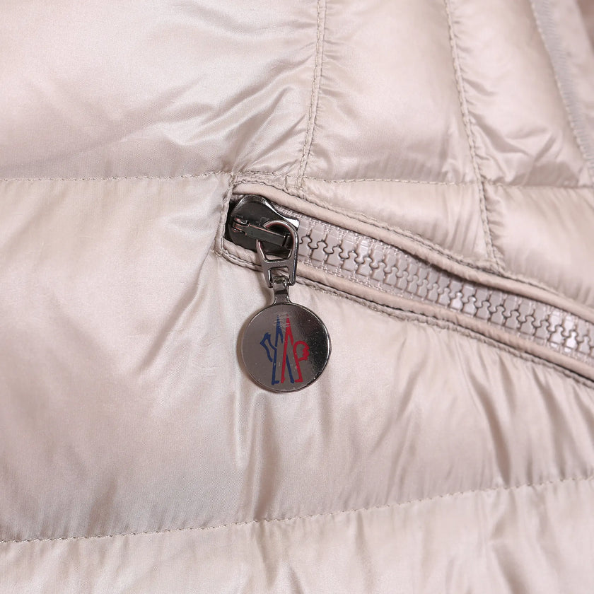 Piumino Moncler beige lungo Hirma con cappuccio