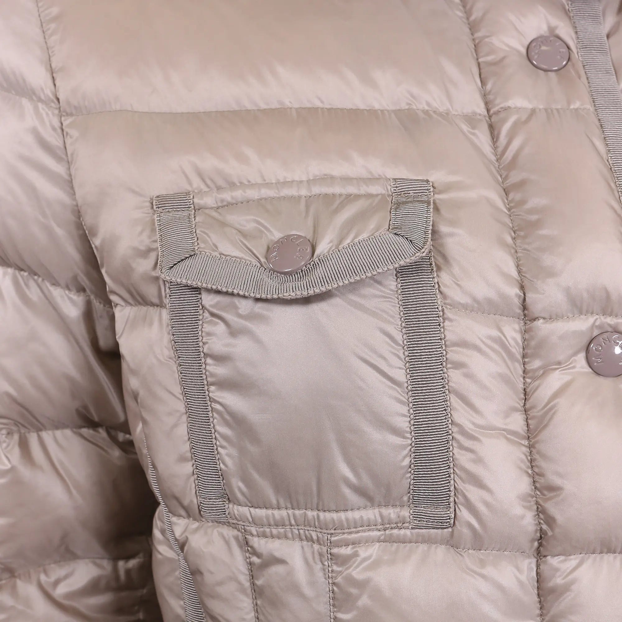 Piumino Moncler beige lungo Hirma con cappuccio