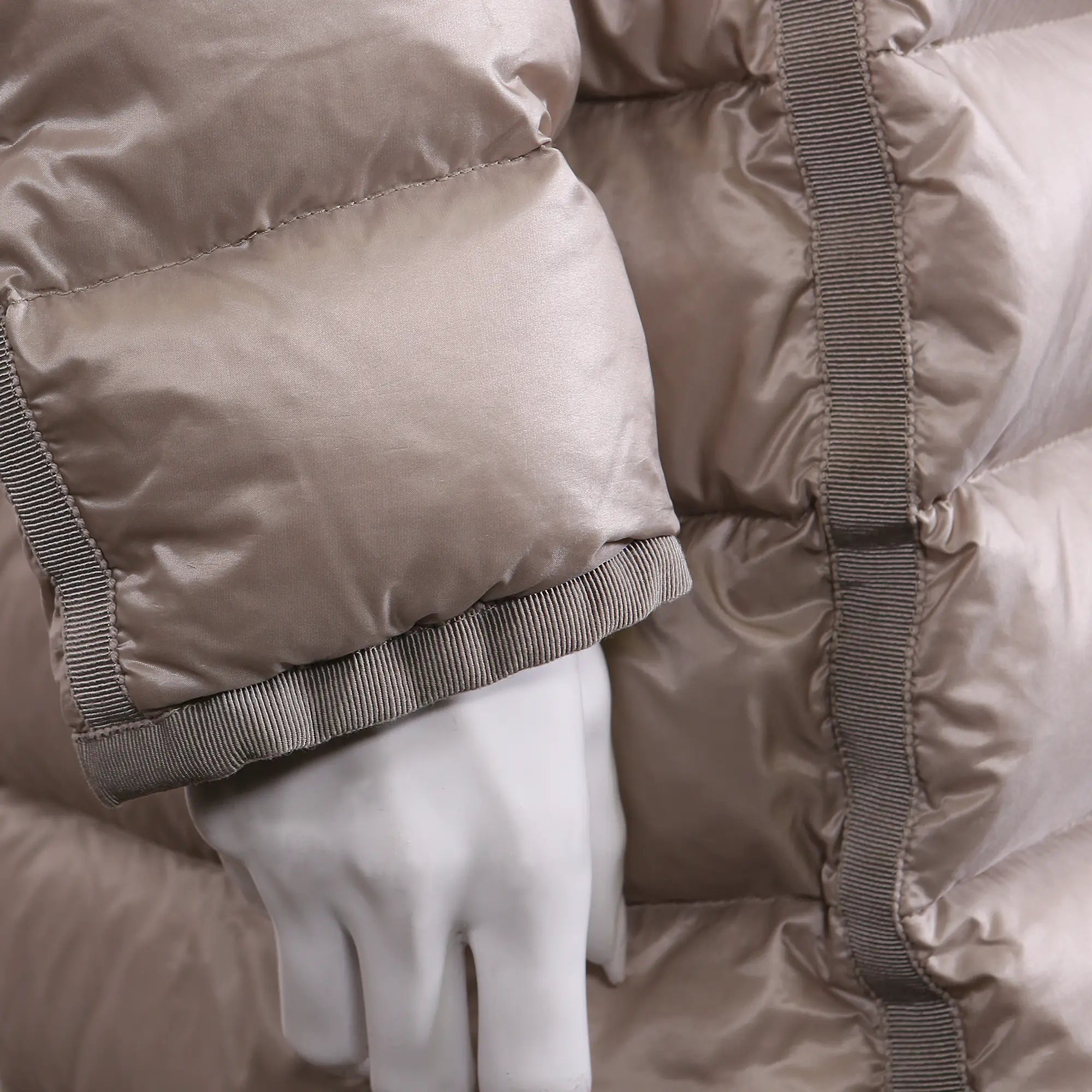 Piumino Moncler beige lungo Hirma con cappuccio