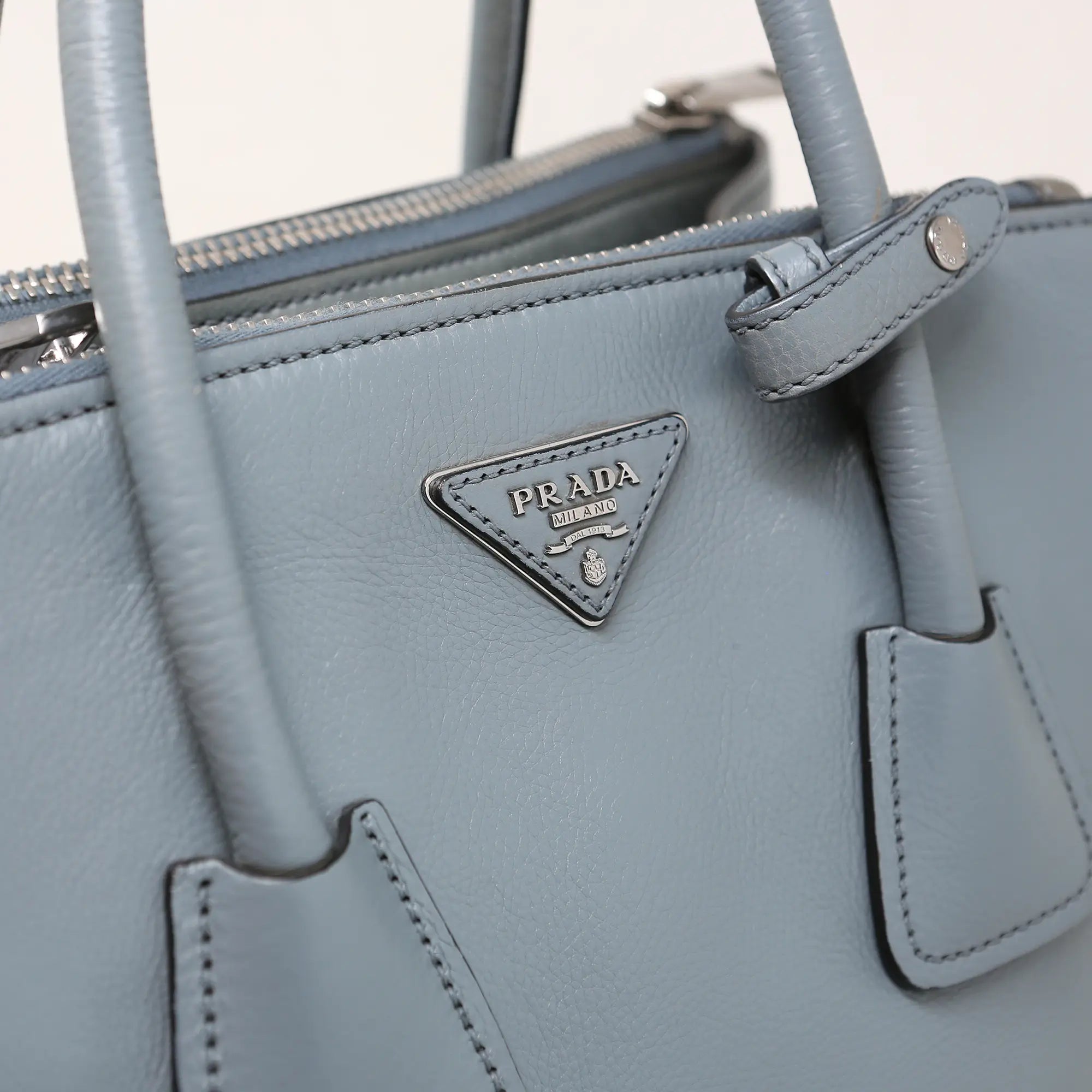 Prada Handtasche aus grauem und blauem Leder