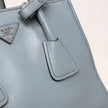 Prada Handtasche aus grauem und blauem Leder