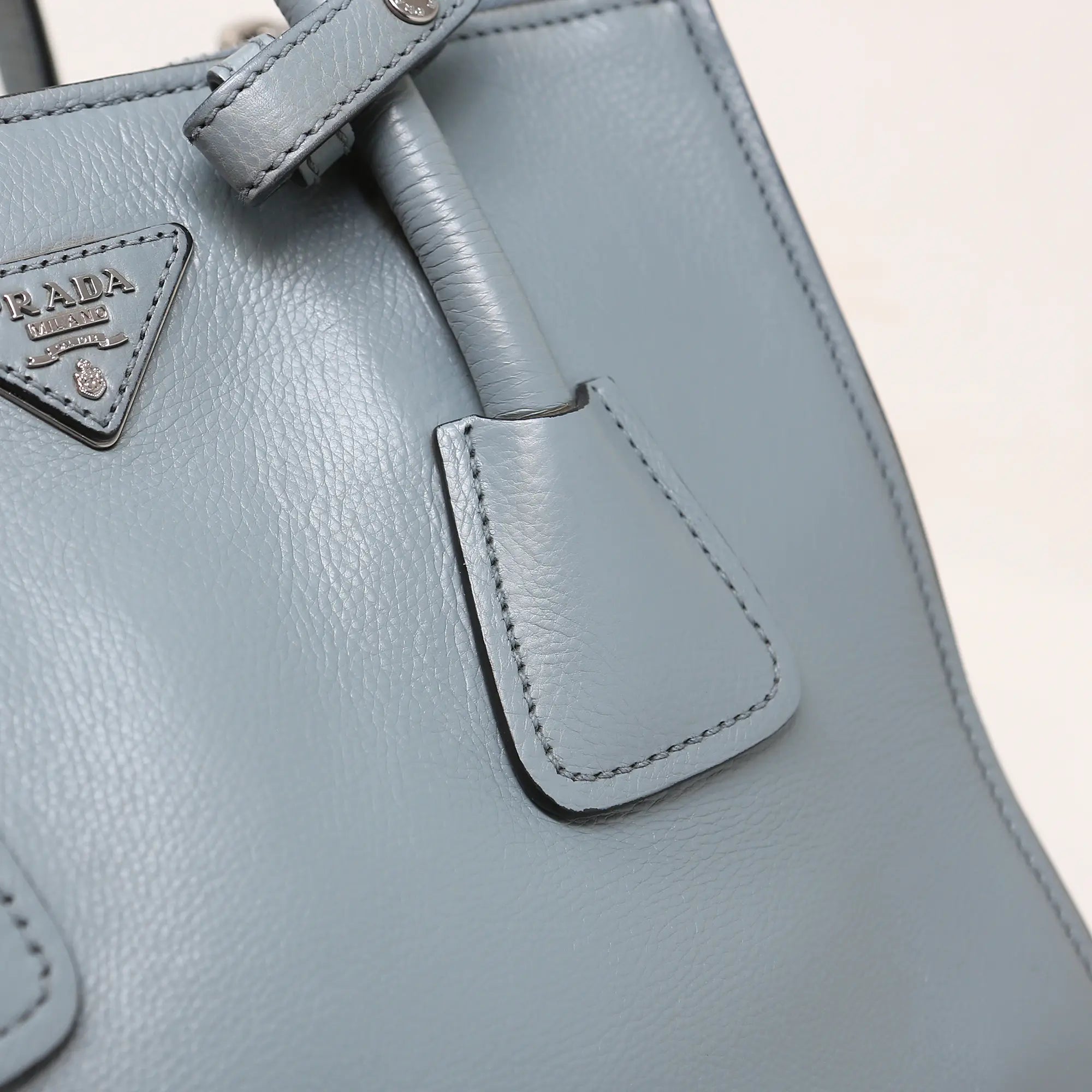 Prada Handtasche aus grauem und blauem Leder
