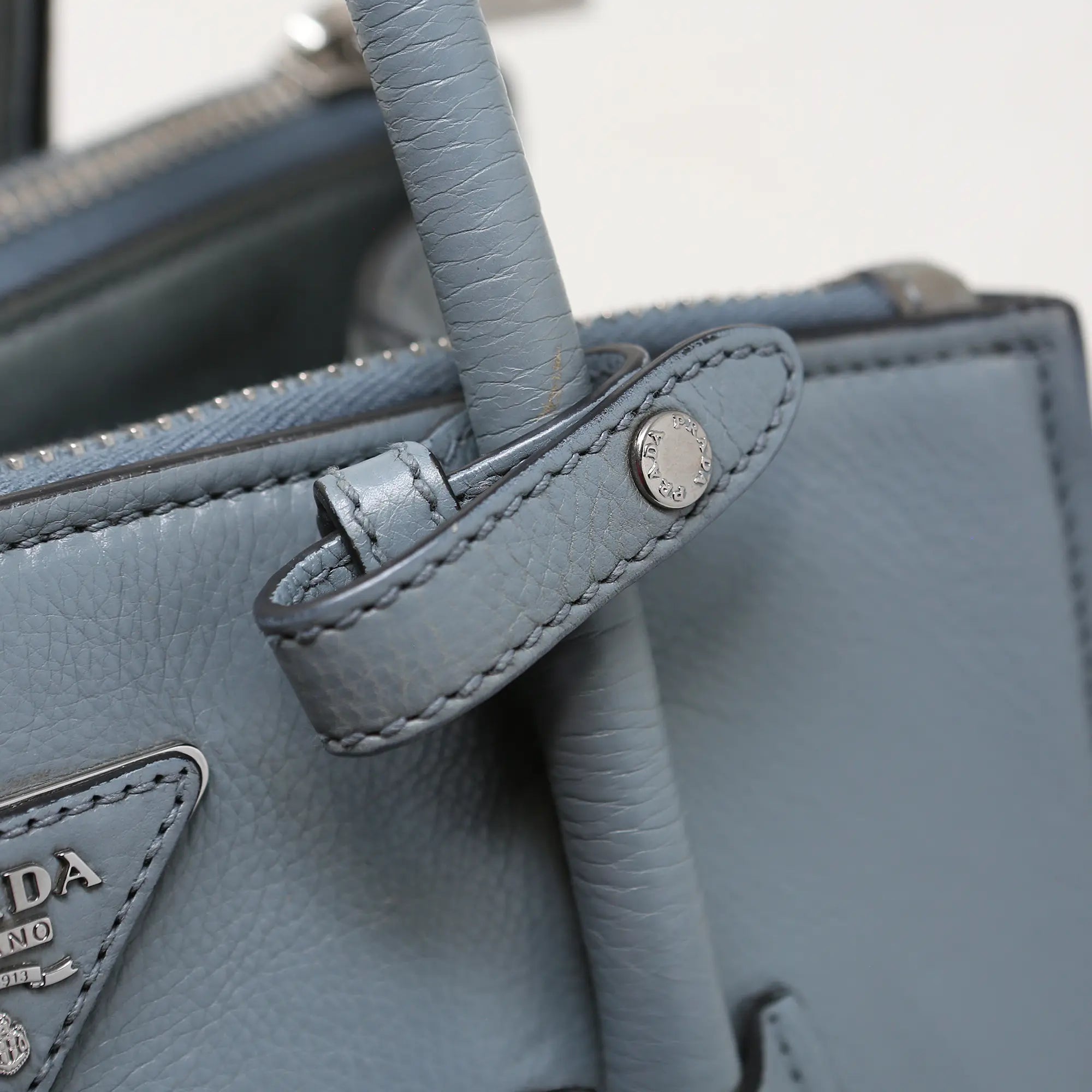 Prada Handtasche aus grauem und blauem Leder