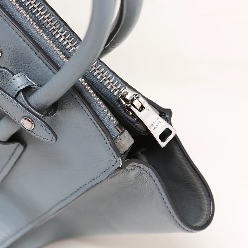 Prada Handtasche aus grauem und blauem Leder