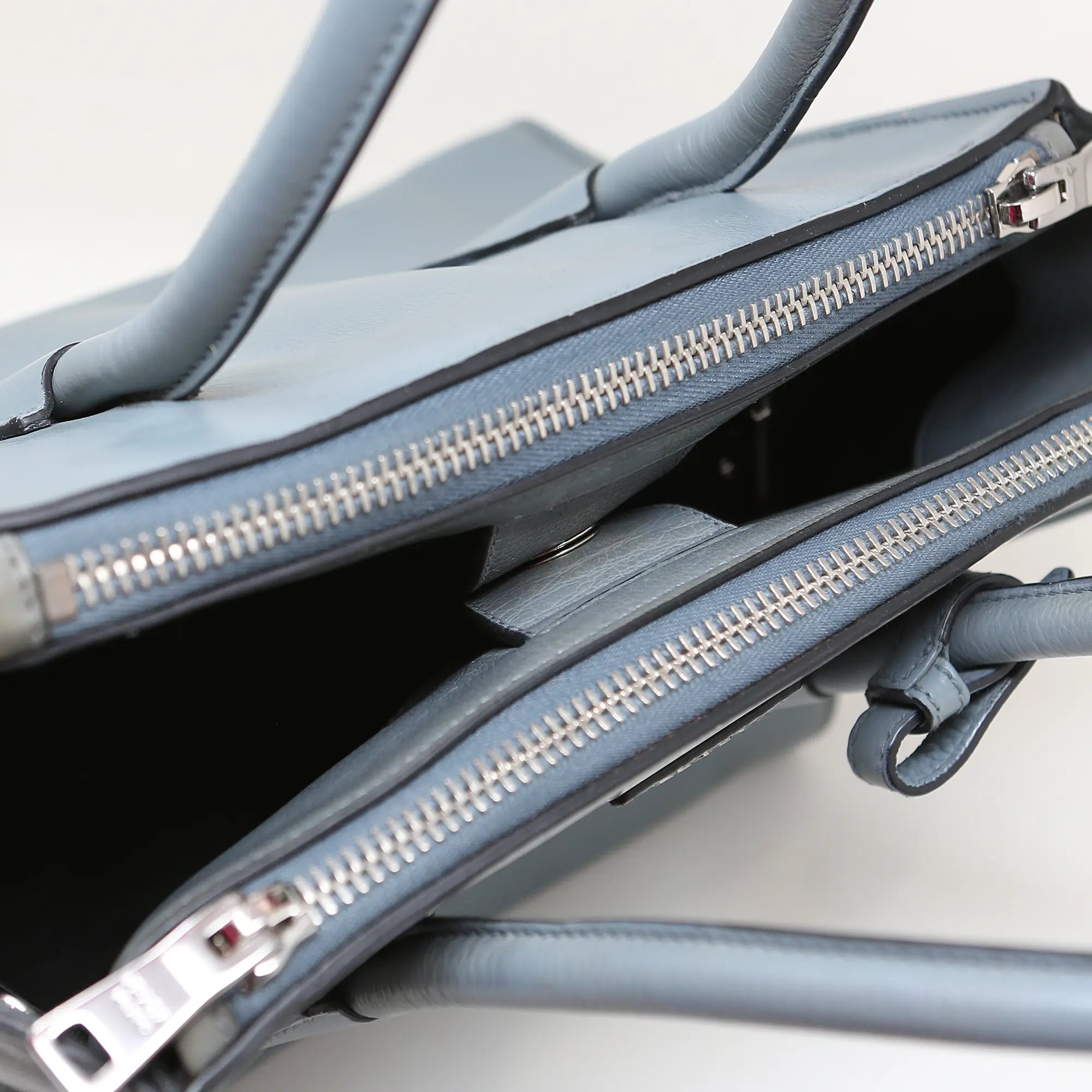 Prada Handtasche aus grauem und blauem Leder