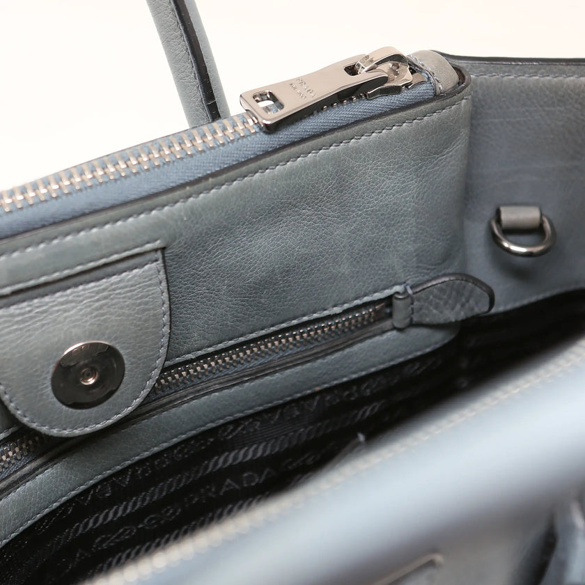 Prada Handtasche aus grauem und blauem Leder