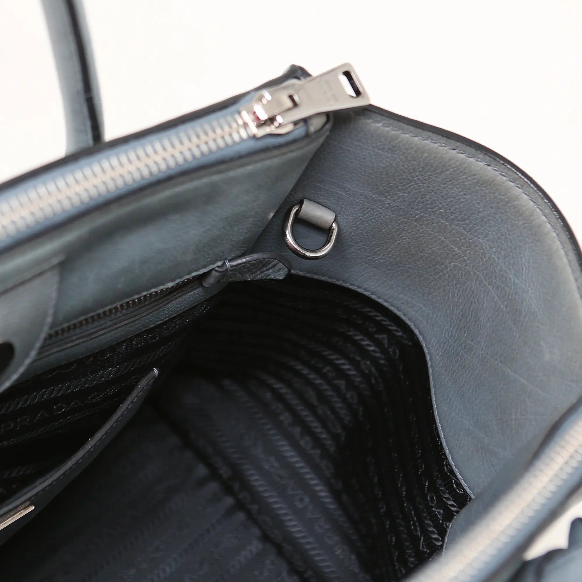 Prada Handtasche aus grauem und blauem Leder