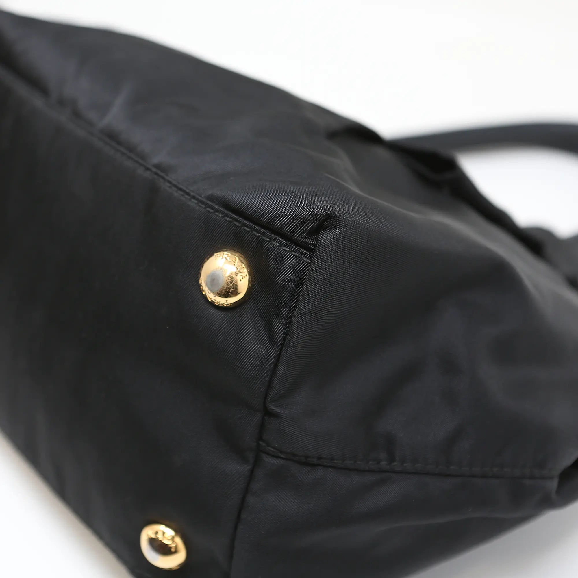 Prada Nylon-Handtasche mit schwarzer Schleife