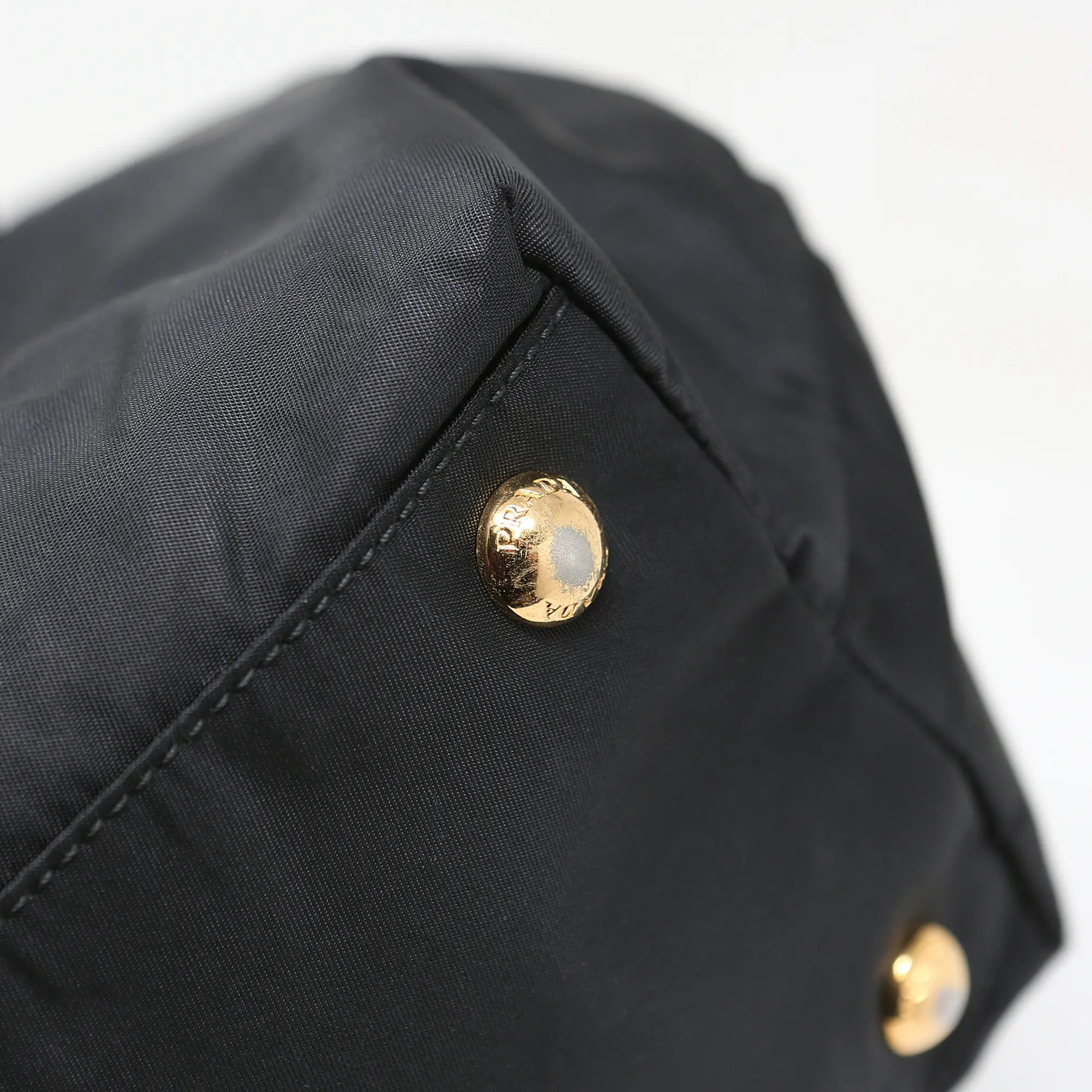 Prada Nylon-Handtasche mit schwarzer Schleife