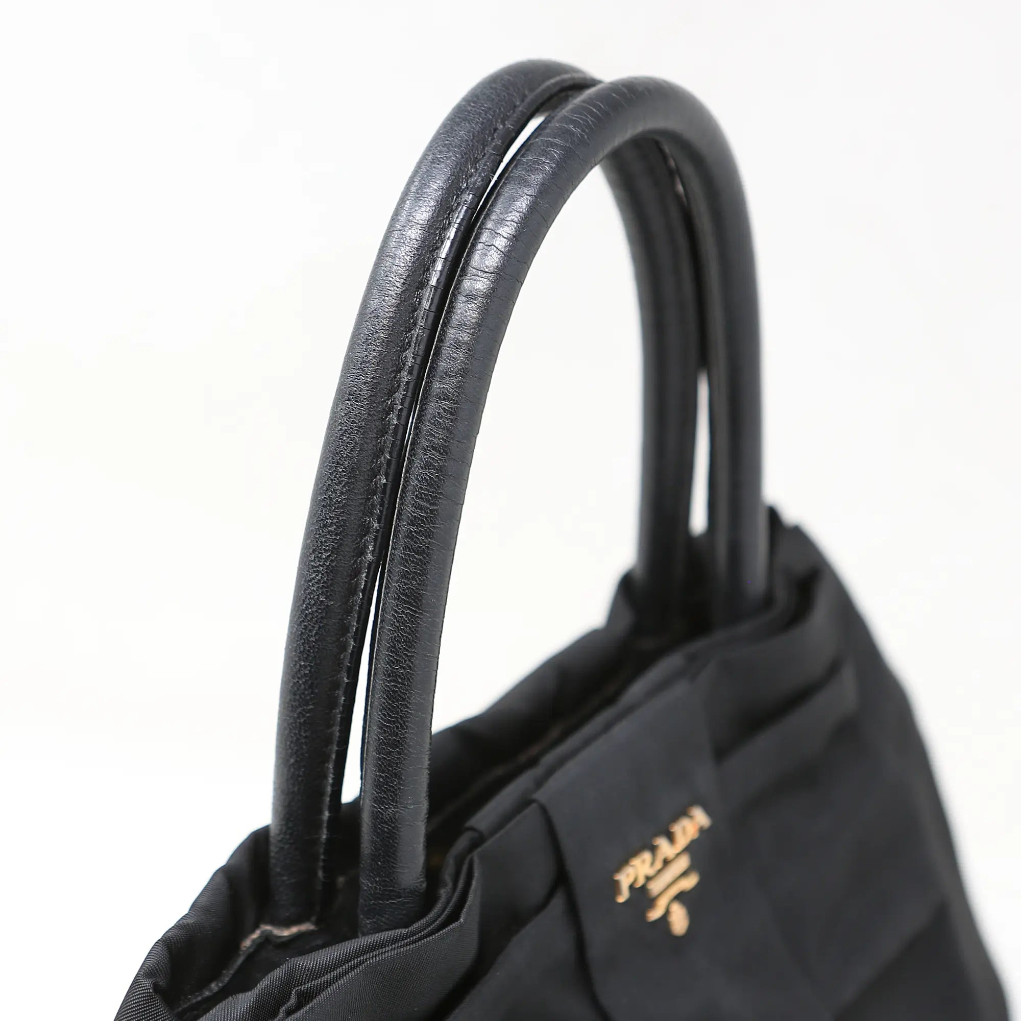 Prada Nylon-Handtasche mit schwarzer Schleife