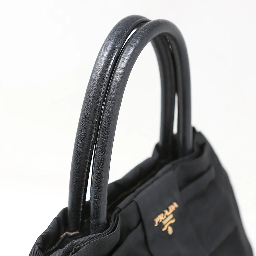 Prada Nylon-Handtasche mit schwarzer Schleife