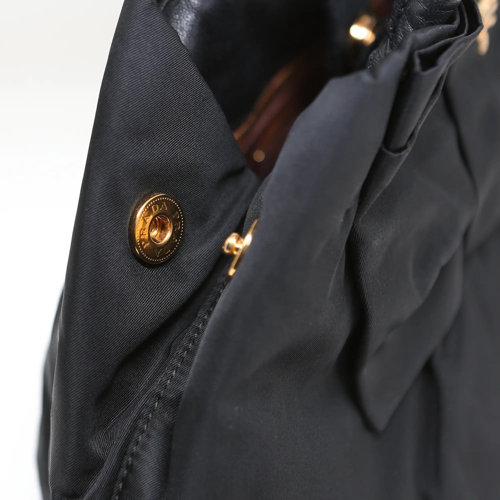 Prada Nylon-Handtasche mit schwarzer Schleife