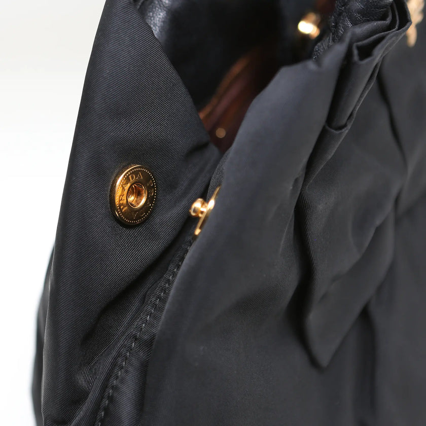 Prada Nylon-Handtasche mit schwarzer Schleife