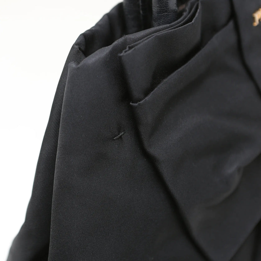 Prada Nylon-Handtasche mit schwarzer Schleife