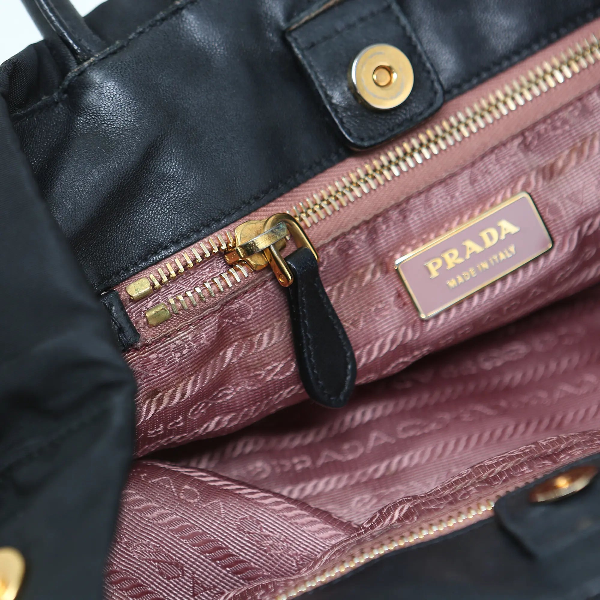 Prada Nylon-Handtasche mit schwarzer Schleife