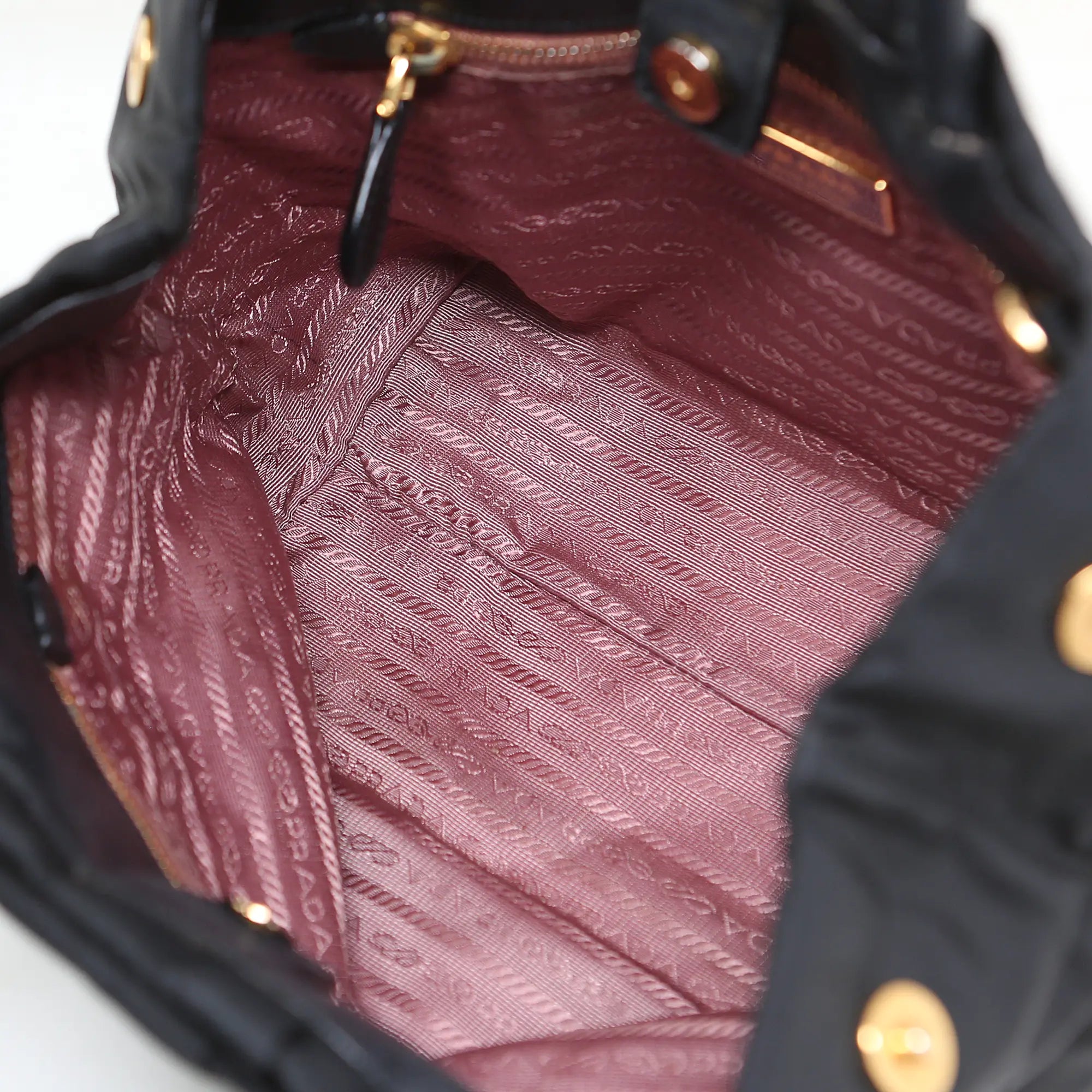 Prada Nylon-Handtasche mit schwarzer Schleife