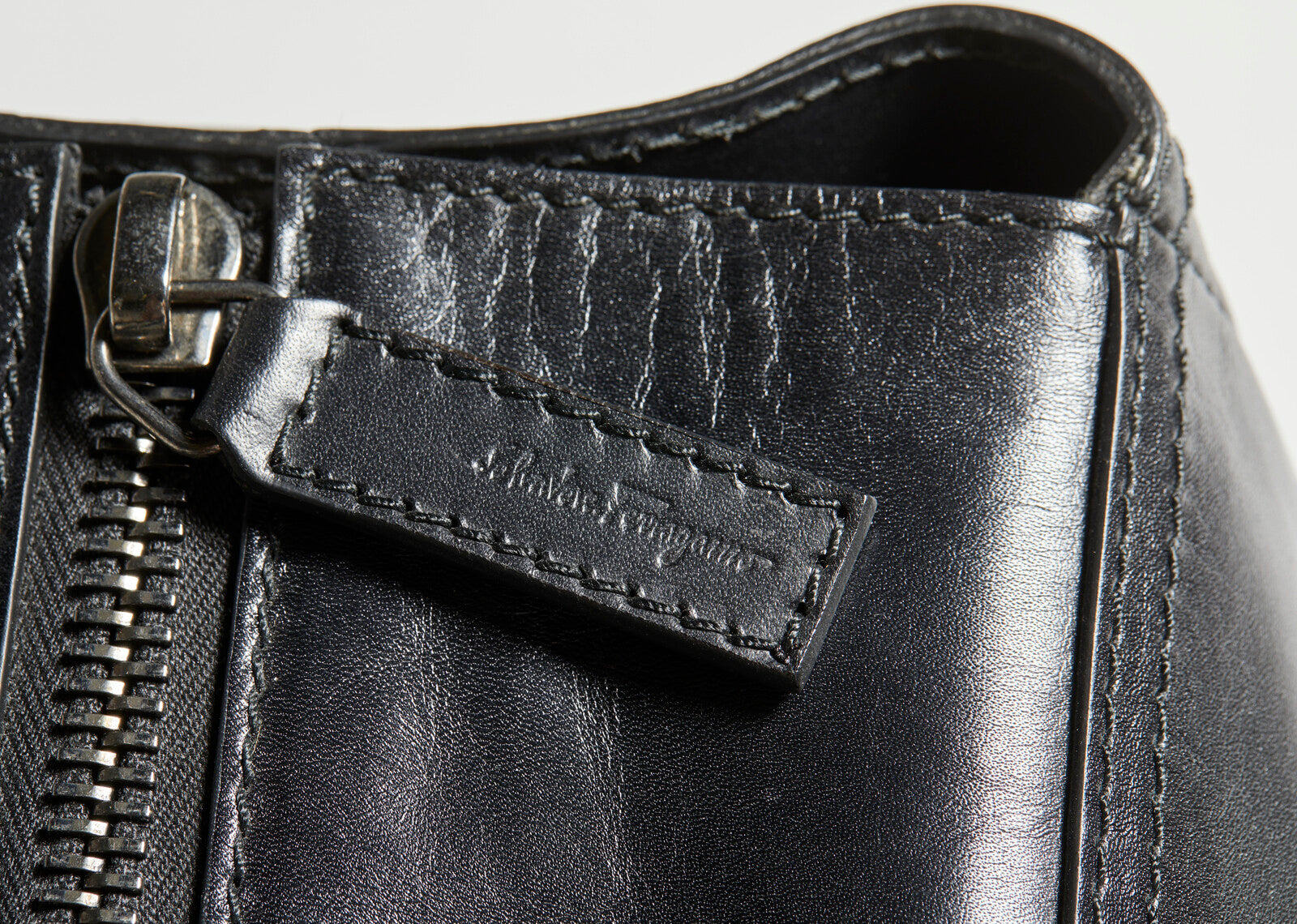 Borsone a tracolla Salvatore Ferragamo nero in pelle