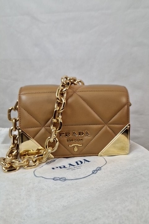 Borsa a spalla Prada in nappa trapuntata color caramello con cuciture 1BD333