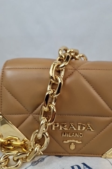 Borsa a spalla Prada in nappa trapuntata color caramello con cuciture 1BD333