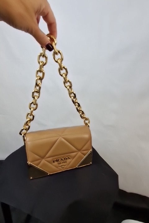 Borsa a spalla Prada in nappa trapuntata color caramello con cuciture 1BD333