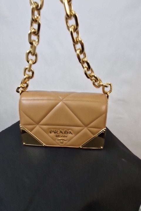 Borsa a spalla Prada in nappa trapuntata color caramello con cuciture 1BD333