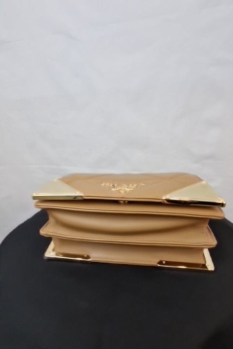 Borsa a spalla Prada in nappa trapuntata color caramello con cuciture 1BD333