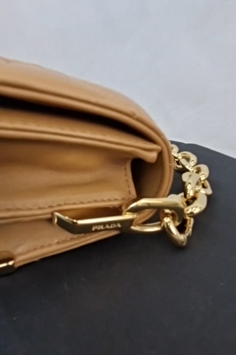 Borsa a spalla Prada in nappa trapuntata color caramello con cuciture 1BD333