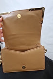 Borsa a spalla Prada in nappa trapuntata color caramello con cuciture 1BD333