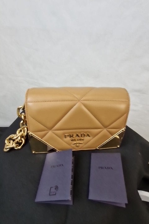 Borsa a spalla Prada in nappa trapuntata color caramello con cuciture 1BD333