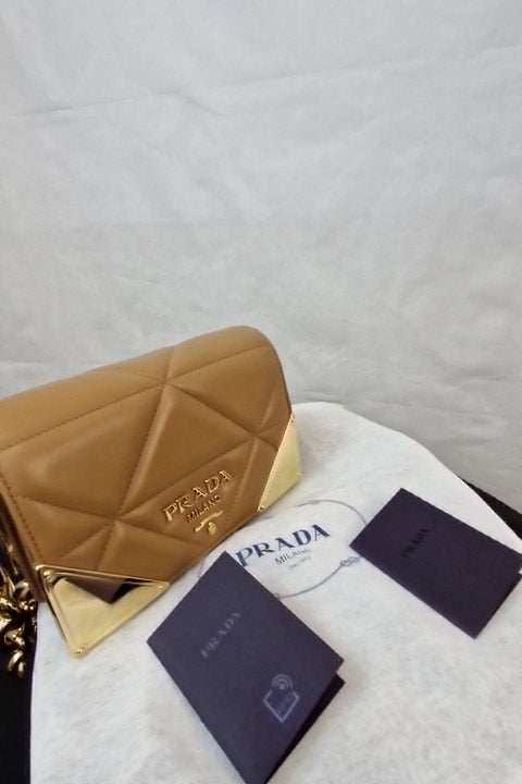 Borsa a spalla Prada in nappa trapuntata color caramello con cuciture 1BD333