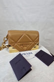 Borsa a spalla Prada in nappa trapuntata color caramello con cuciture 1BD333