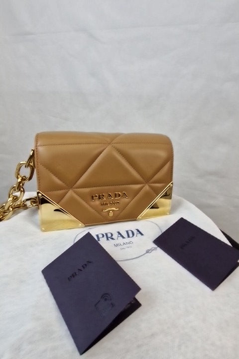 Borsa a spalla Prada in nappa trapuntata color caramello con cuciture 1BD333