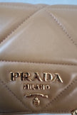 Borsa a spalla Prada in nappa trapuntata color caramello con cuciture 1BD333