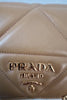 Borsa a spalla Prada in nappa trapuntata color caramello con cuciture 1BD333
