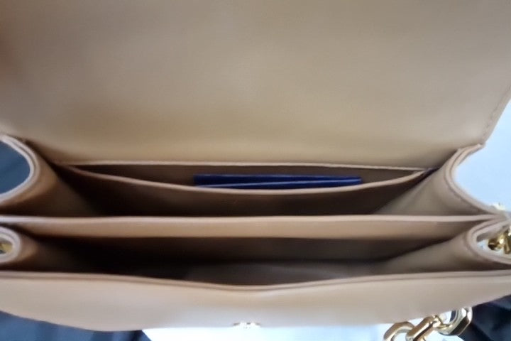 Borsa a spalla Prada in nappa trapuntata color caramello con cuciture 1BD333