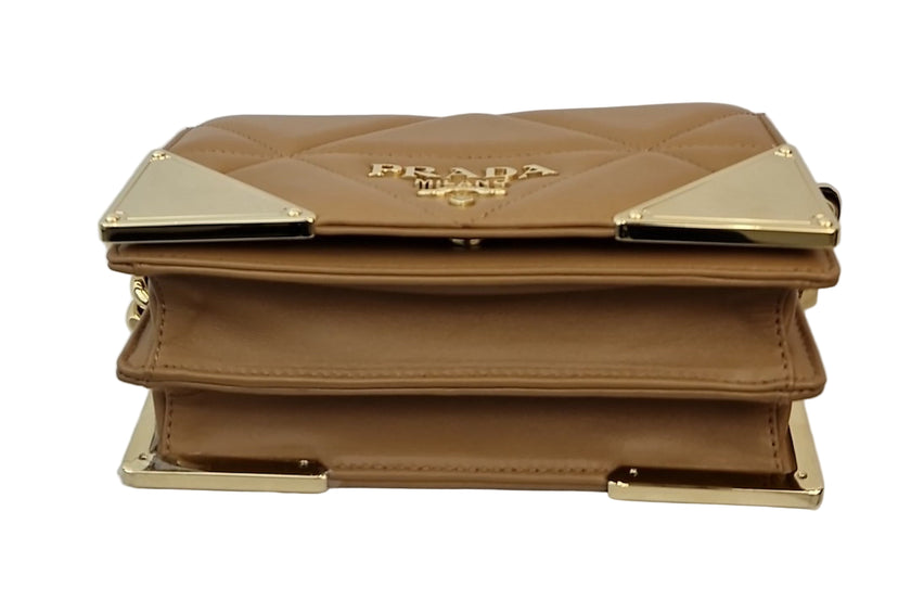 Borsa a mano Prada color beige e bordi oro