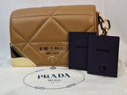 Borsa a mano Prada color beige e bordi oro