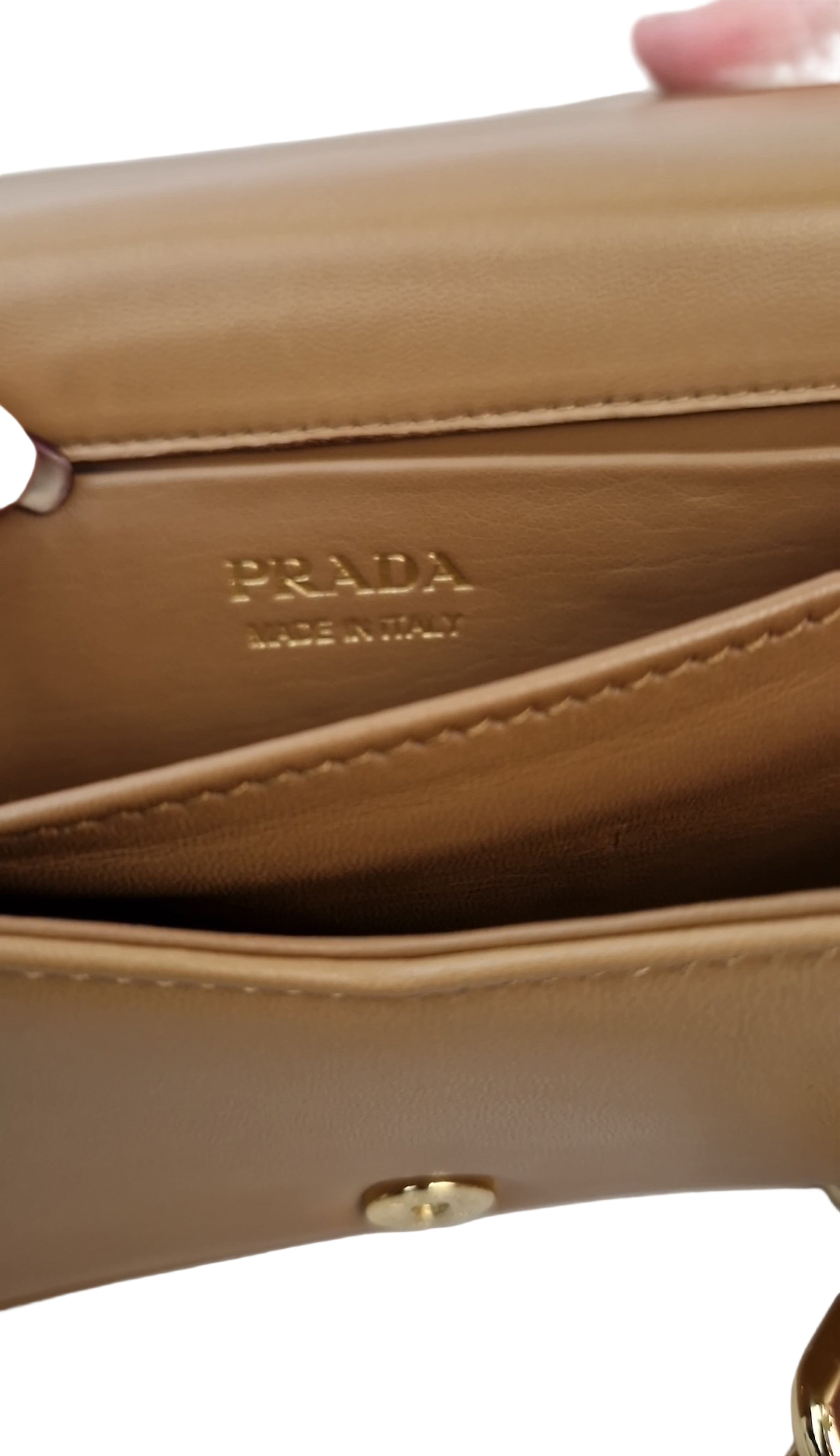 Borsa a mano Prada color beige e bordi oro