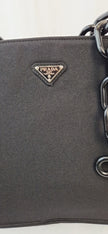 Borsa a spalla Prada nera tessuto rigido con catena