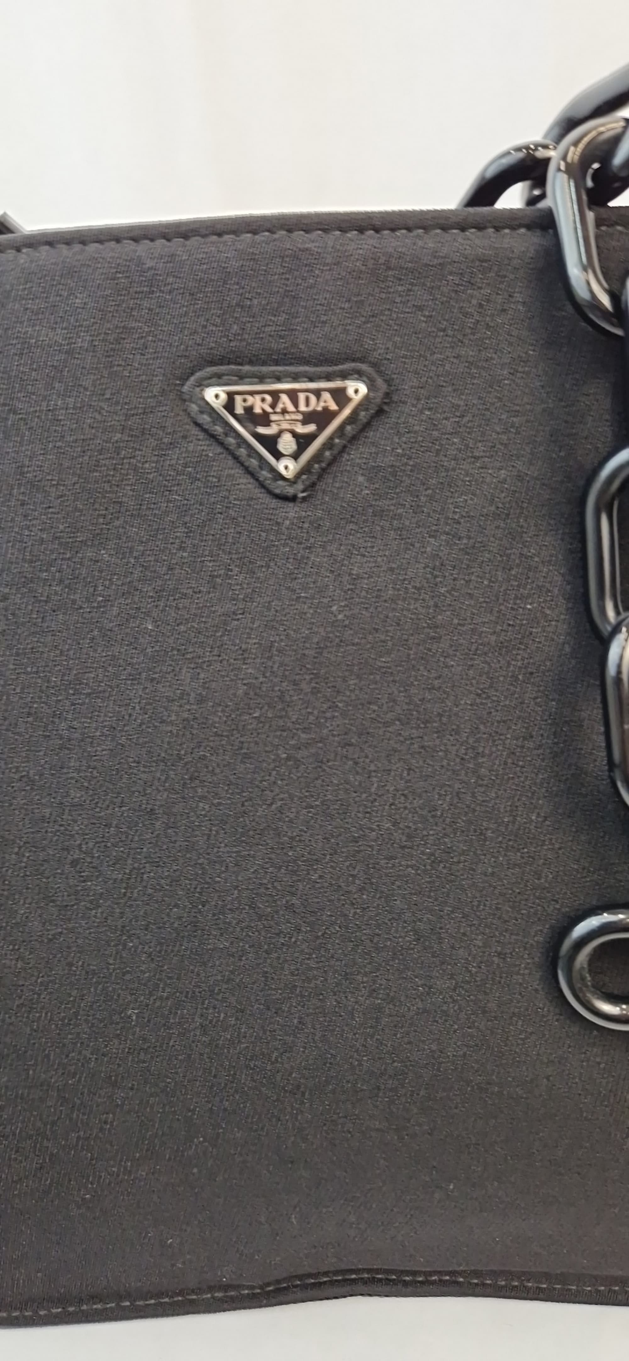 Borsa a spalla Prada nera tessuto rigido con catena