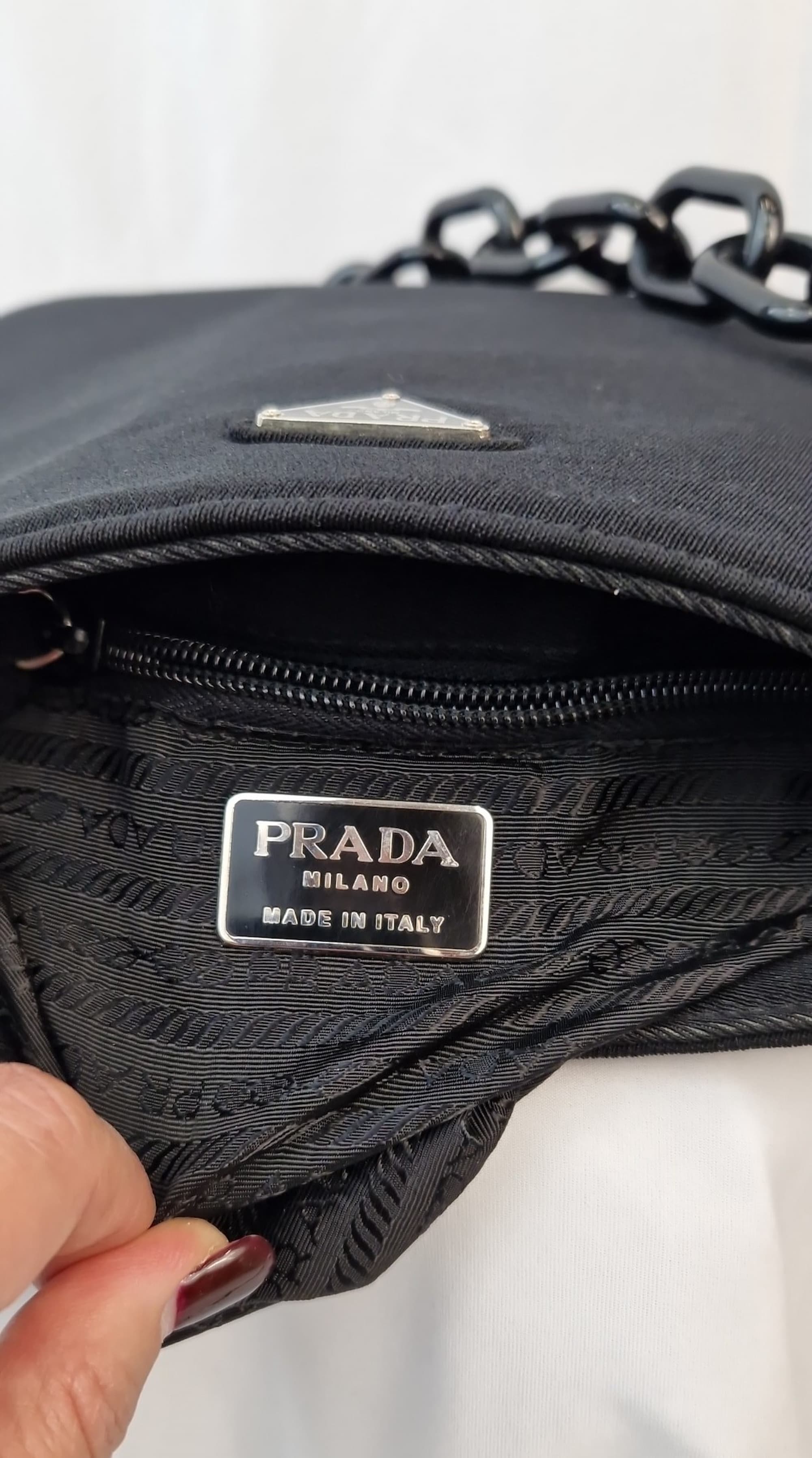 Borsa a spalla Prada nera tessuto rigido con catena