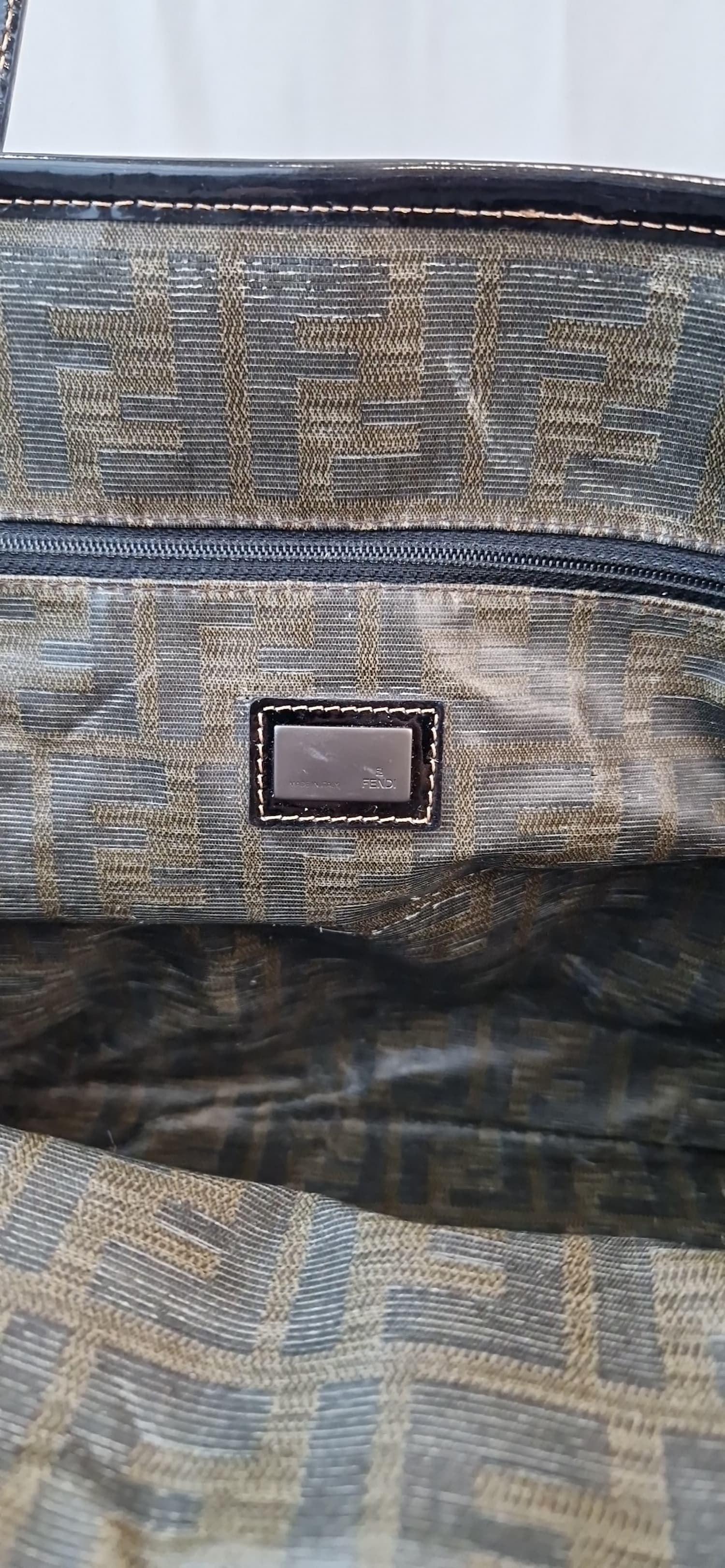 Borsa a spalla Fendi, color marrone pelle verniciata logata