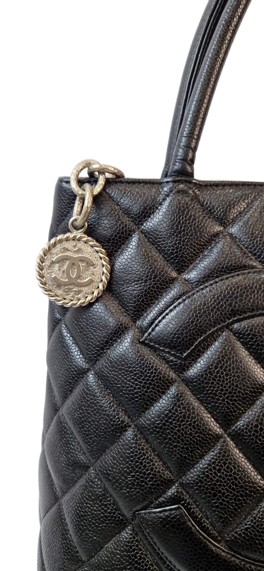 Borsa a mano Chanel Medaillon pelle Caviar nera martellata