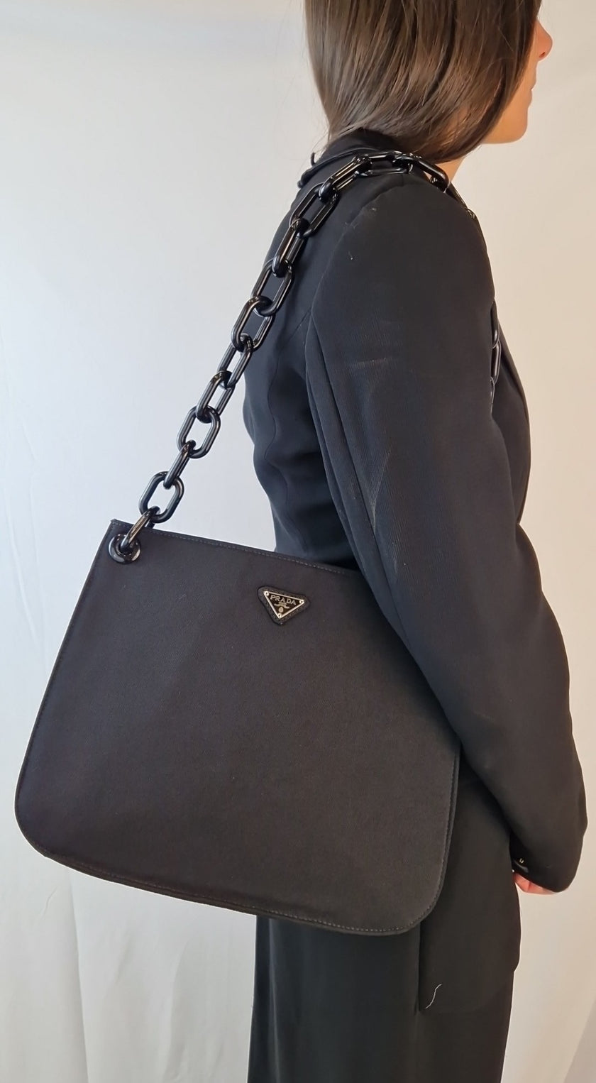 Borsa a spalla Prada nera tessuto rigido con catena